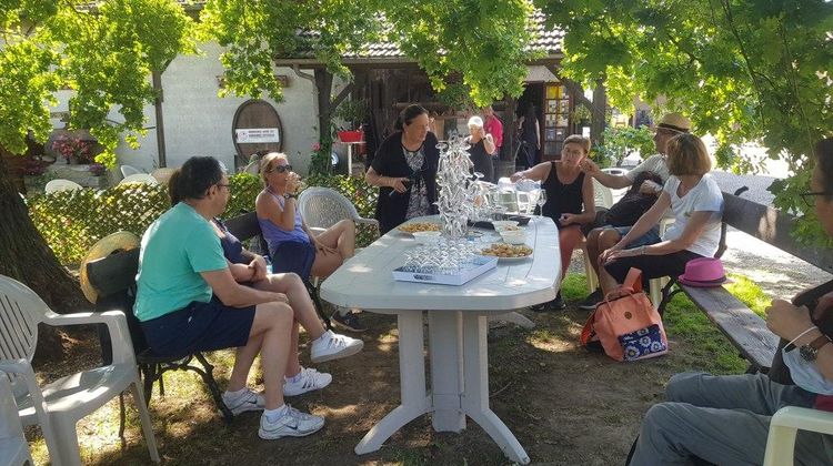 Un groupe de touristes qui fait une halte dégustation à l'ombre des arbres sur le chemin de Saint-Jacques-de-Compostelle